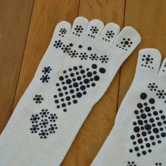 FREE IN BUNDLE    One Pair of Non Slip Socks - Picture 2 of 6